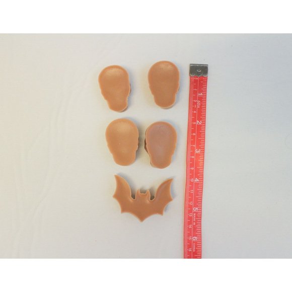 Skulls & Bats Wax Melts | Sandalwood Skull Tarts | Hand Poured - Picture 3 of 3